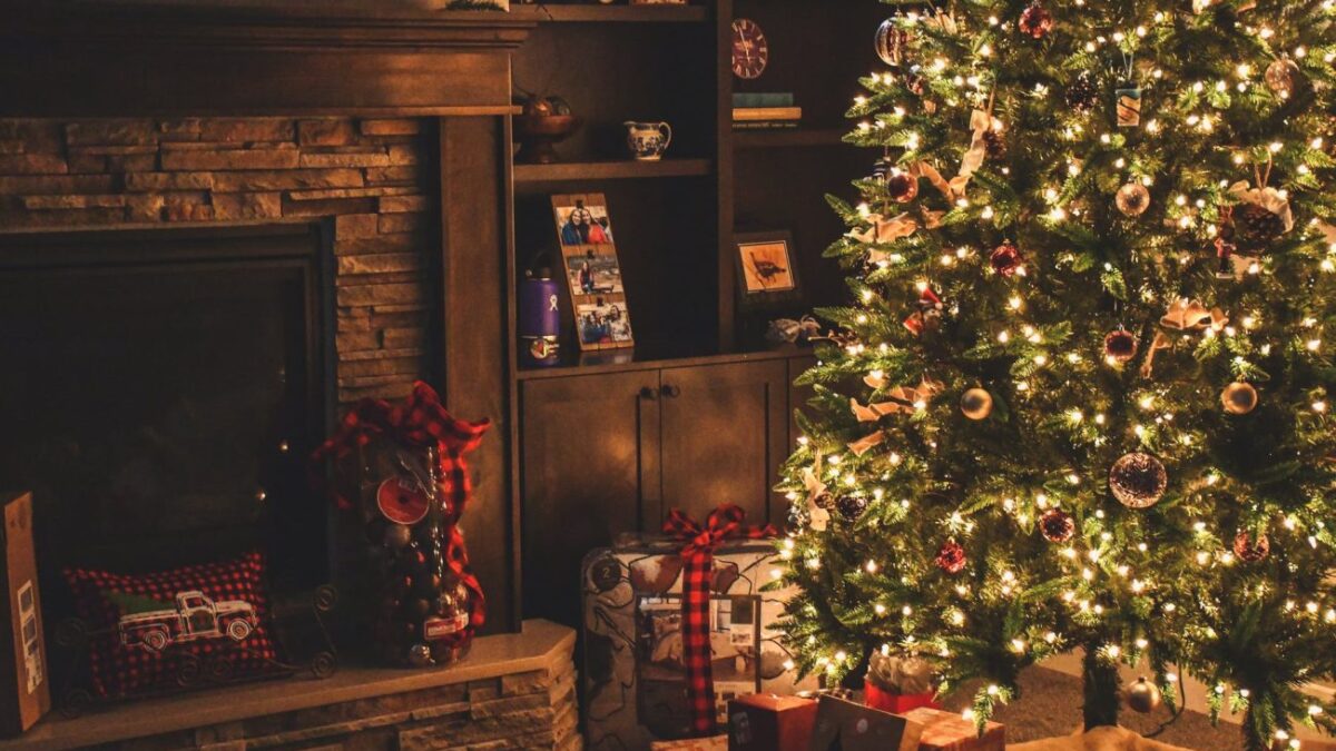 Ξεστόλισμα: Έξυπνοι τρόποι να αποθηκεύσετε το χριστουγεννιάτικο δέντρο, φωτάκια, στολίδια