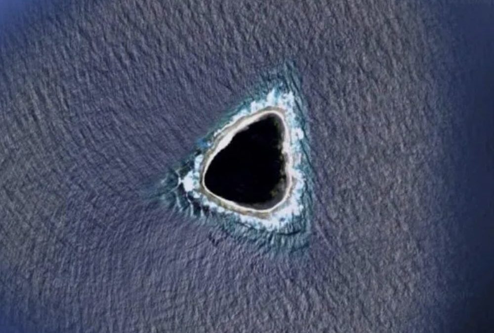 Τι είναι αυτή η μυστηριώδης μαύρη τρύπα στο Google Earth;