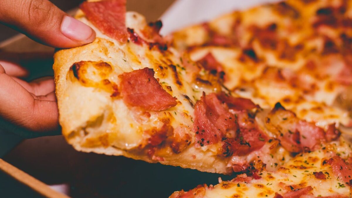 Ποιος εφηύρε την πίτσα; Πού και πότε γεννήθηκε το πιο δημοφιλές, λεπτό ψωμί στον κόσμο;
