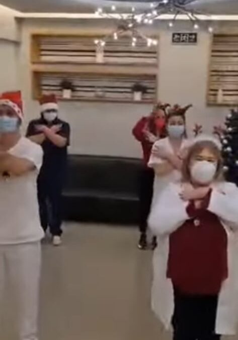 Σέρρες: Νοσηλευτές χορεύουν σε Χριστουγεννιάτικο ρυθμό