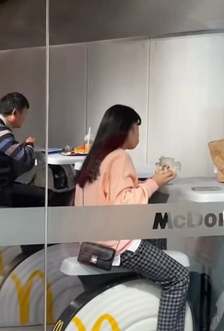 Viral video: Πελάτες τρώνε McDonald’s ενώ παράλληλα κάνουν ποδήλατο (BINTEO)