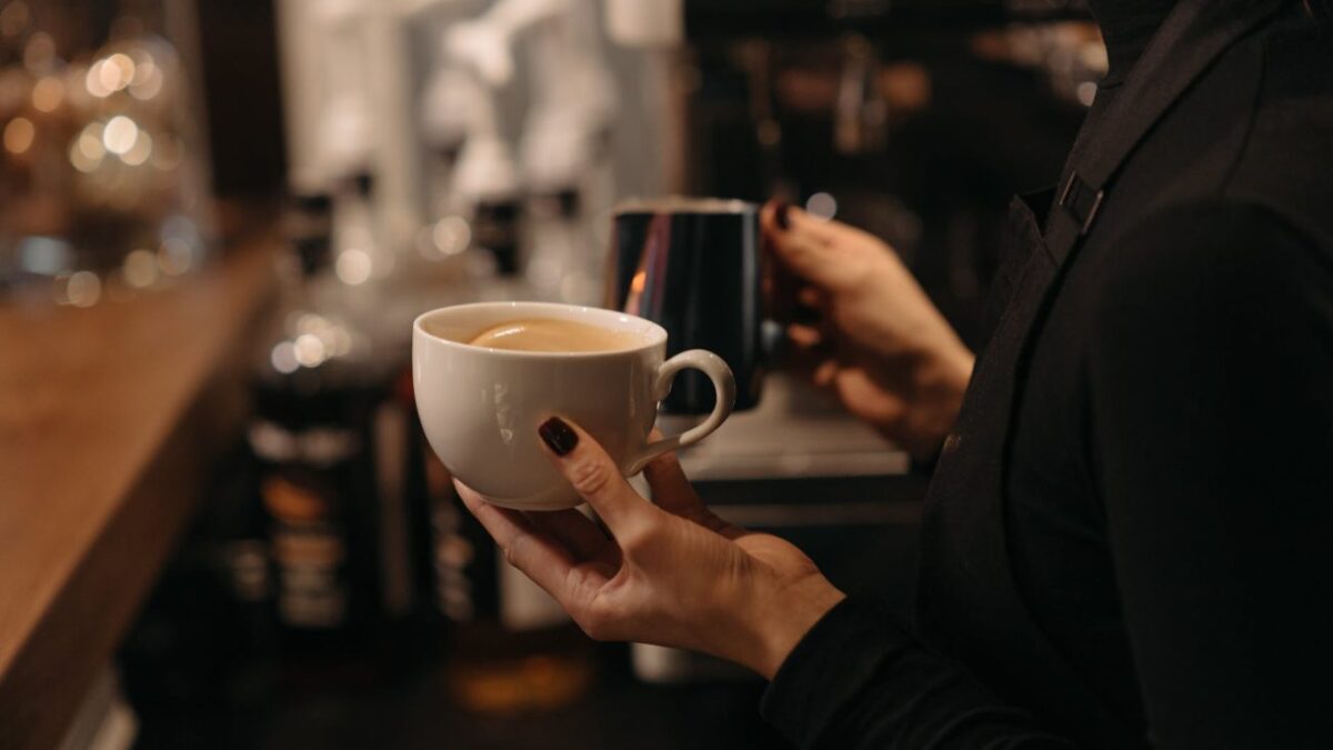 Πίνεις γρήγορα ή αργά τον καφέ σου; Δες τι συνέπειες έχει ο κάθε τρόπος στον οργανισμό σου