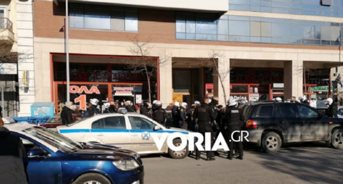 Δικαστήρια Θεσσαλονίκης : Άγρια συμπλοκή μεταξύ Ρομά (BINTEO)