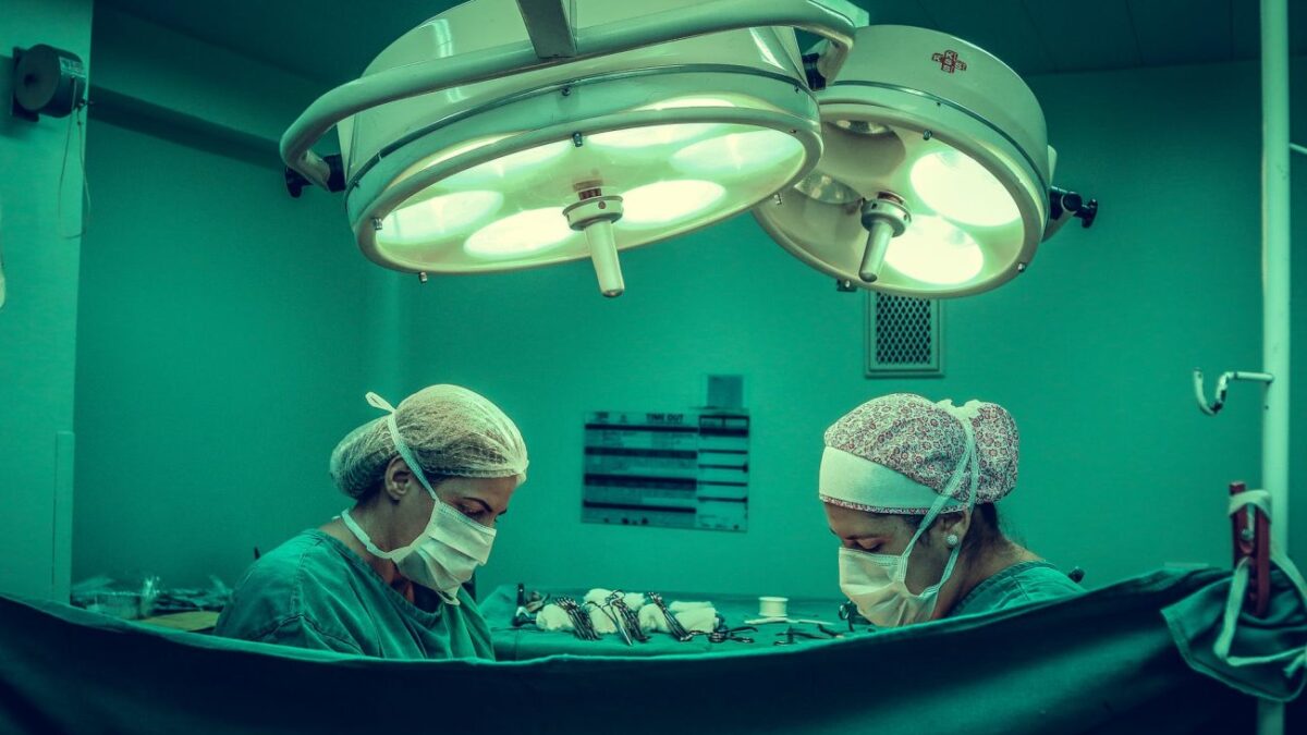 Τζανάκης: Αναβάλλονται χειρουργεία ασθενών με όγκο στο κεφάλι γιατί δεν υπάρχουν κρεβάτια ΜΕΘ