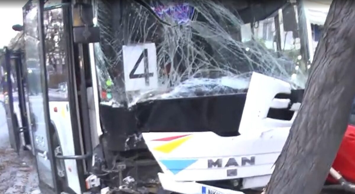 Θεσσαλονίκη: «Τρελή» πορεία λεωφορείου του ΟΑΣΘ – Συγκρούστηκε με ταξί, ένας τραυματίας (ΒΙΝΤΕΟ)