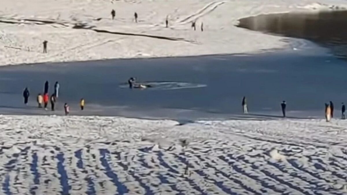 Έσπασε ο πάγος στη λίμνη Πλαστήρα: Επισκέπτες βρέθηκαν μέσα στο νερό (ΒΙΝΤΕΟ)