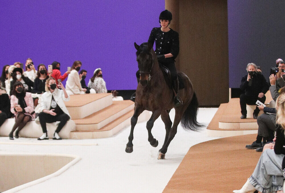 Η Σαρλότ Κασιράγκι άνοιξε το σόου της Chanel επάνω σε ένα άλογο – Αντιδράσεις στα social media