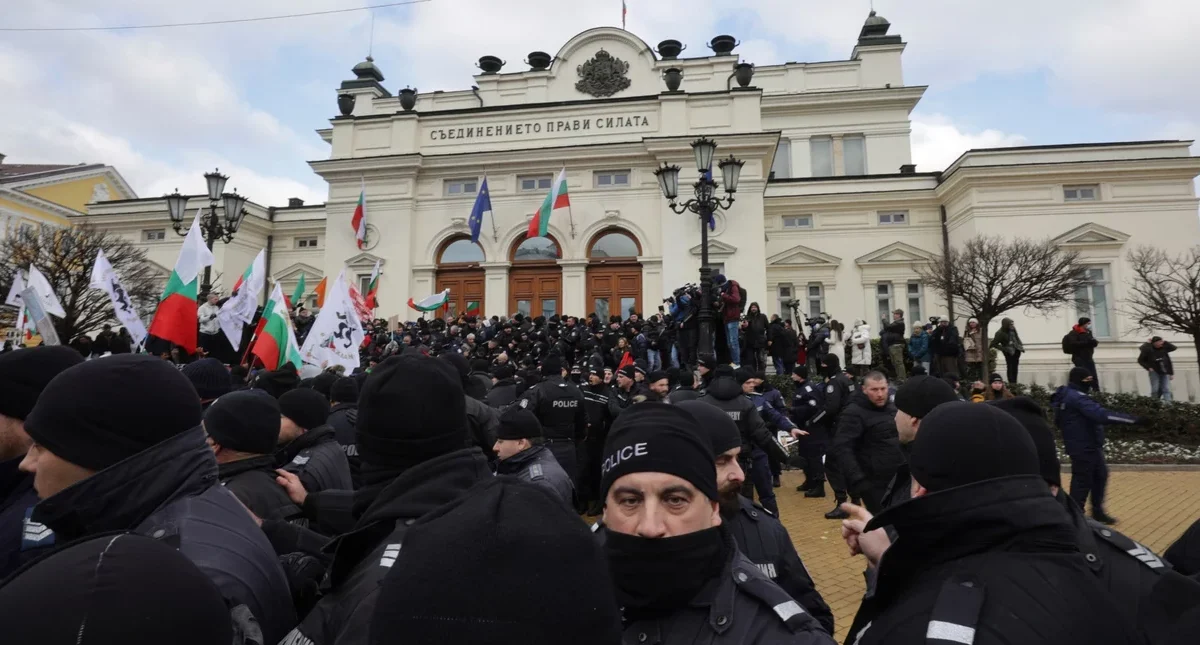 Βουλγαρία: Επεισόδια στη Σόφια – Αρνητές προσπάθησαν να εισβάλουν στη Βουλή