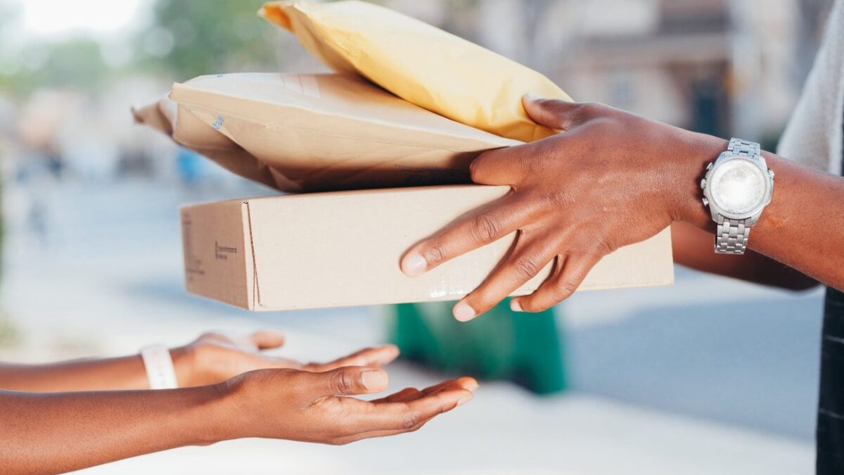 Οι εταιρείες κούριερ UPS και FedEx σταματούν τις διανομές εξαιτίας της ρωσικής εισβολής