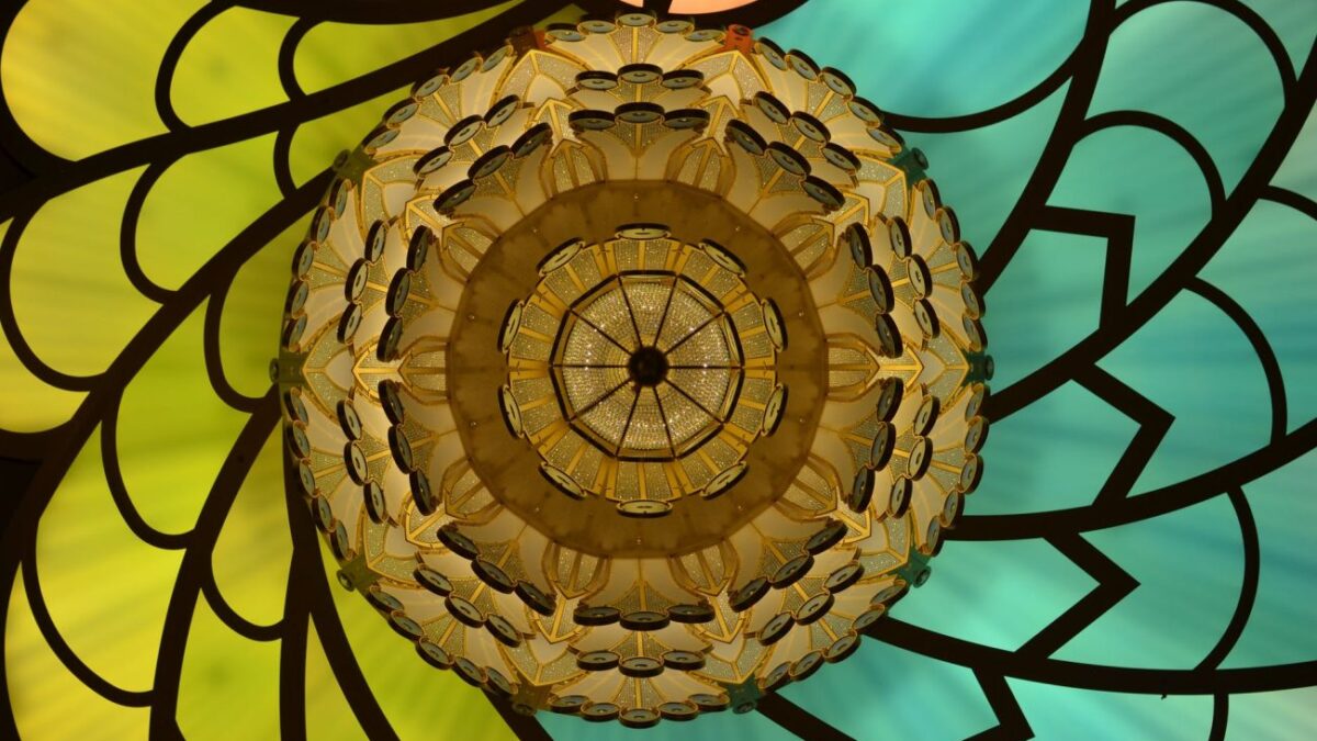 Απίστευτες εικόνες: Γιγάντιο καλειδοσκόπιο από αλουμινόχαρτο ζαλίζει τους επισκέπτες