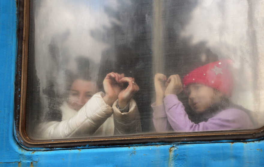Εικόνες που «ραγίζουν» καρδιές στην Ουκρανία: Άμαχοι και παιδιά φεύγουν μαζικά από τα σπίτια τους (BINTEO)