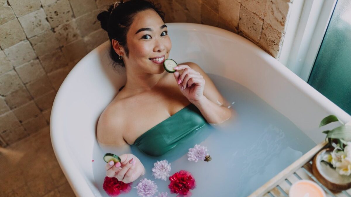 Bathscaping: Η νέα τάση στο TikTok που θα μετατρέψει τη μπανιέρα σου σε καταφύγιο χαλάρωσης