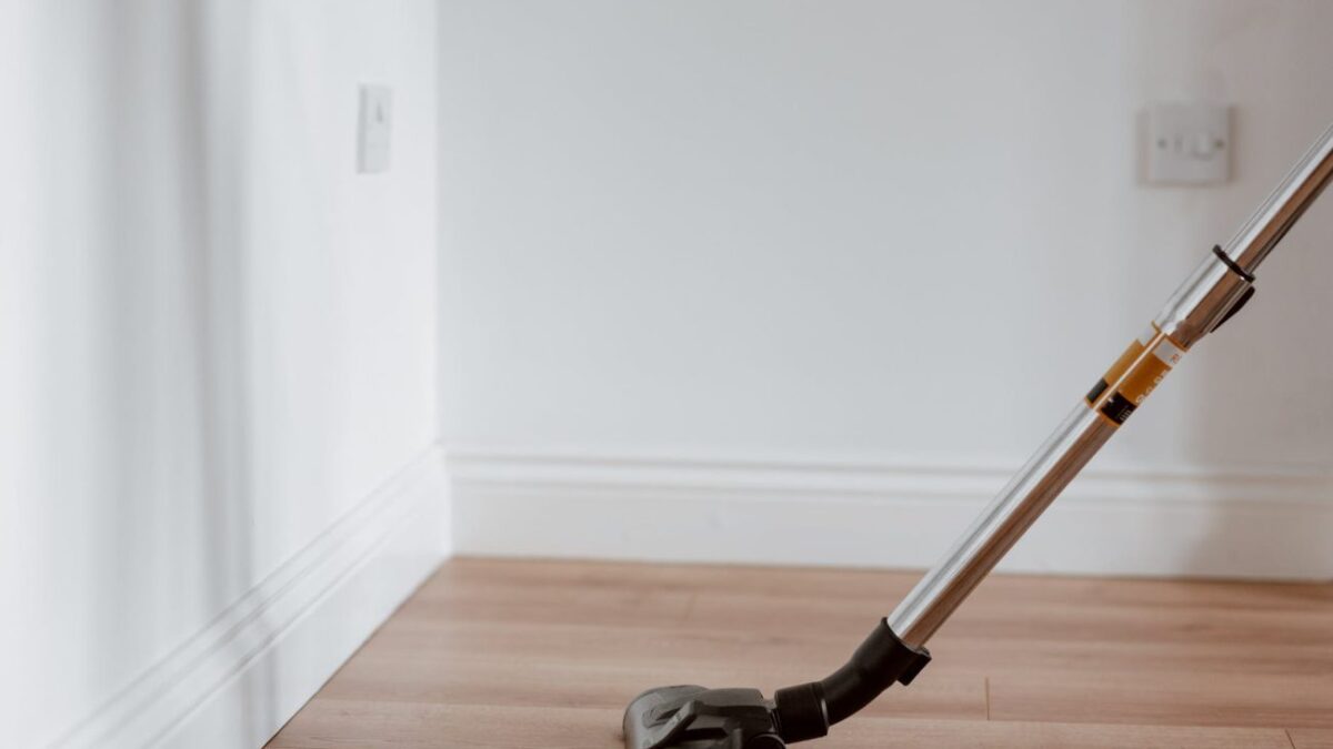 6 λάθη που κάνουμε όταν σκουπίζουμε το πάτωμα με ηλεκτρική σκούπα