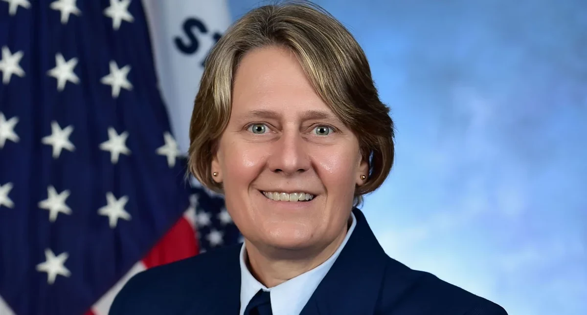 Η πρώτη γυναίκα επικεφαλής Σώματος στις ένοπλες δυνάμεις των ΗΠΑ – Μία ναύαρχος διοικήτρια της Ακτοφυλακής