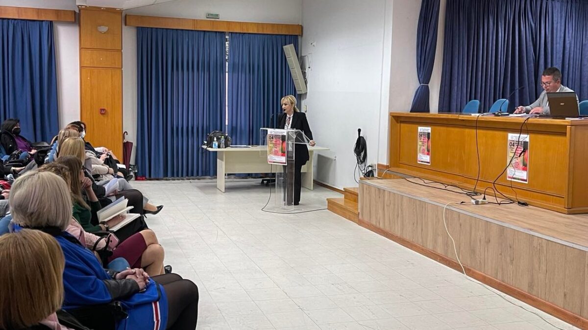 Η Αντιπεριφερειάρχης Πιερίας και Προέδρος της Επιτροπής Ισότητας των Φύλων της Π.Κ.Μ., ομιλήτρια στην εσπερίδα του Εσπερινού ΕΠΑ.Λ. Κατερίνης