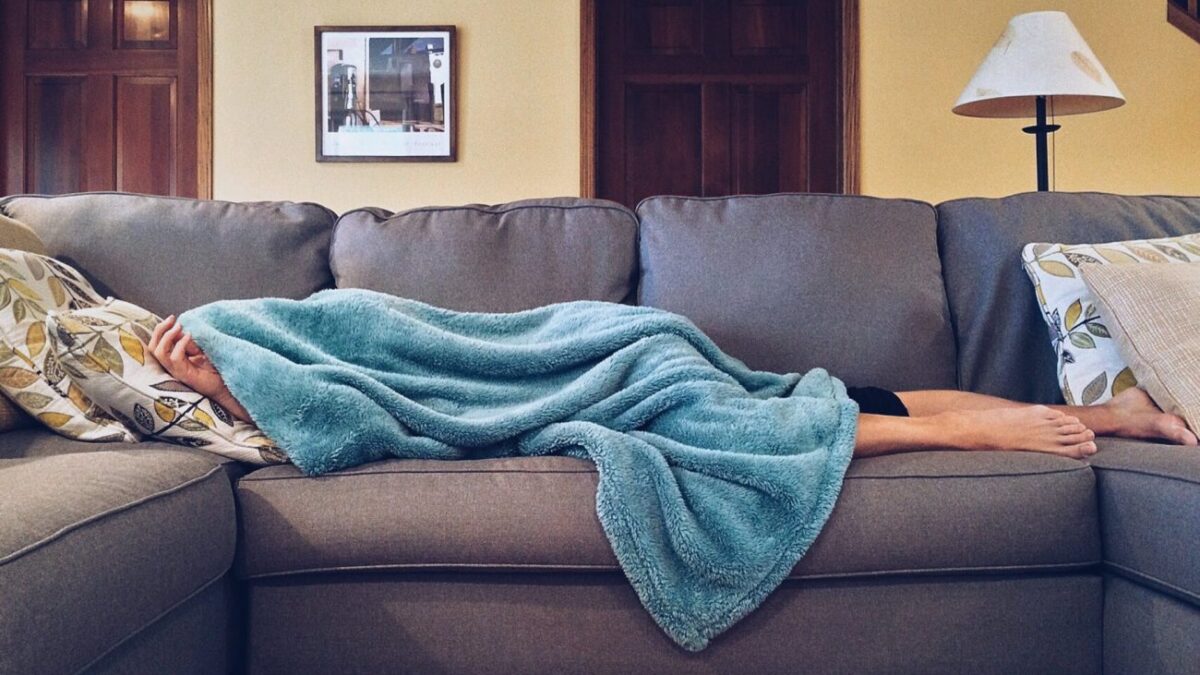 Ύπνος στον καναπέ: Οι 3 λόγοι που πρέπει να το «κόψετε»