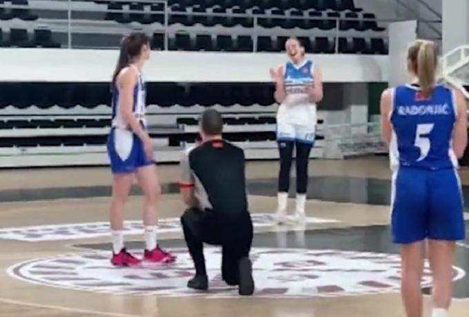 Μαυροβούνιο: Διαιτητής διέκοψε αγώνα μπάσκετ γυναικών και έκανε πρόταση σε παίκτρια