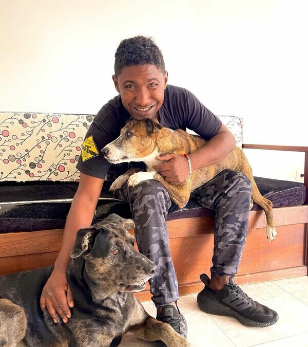 Η μεγάλη αλλαγή του “Choco”: Ο άστεγος που έκανε γενέθλια στο σκύλο του μετρά τώρα 183.000 followers