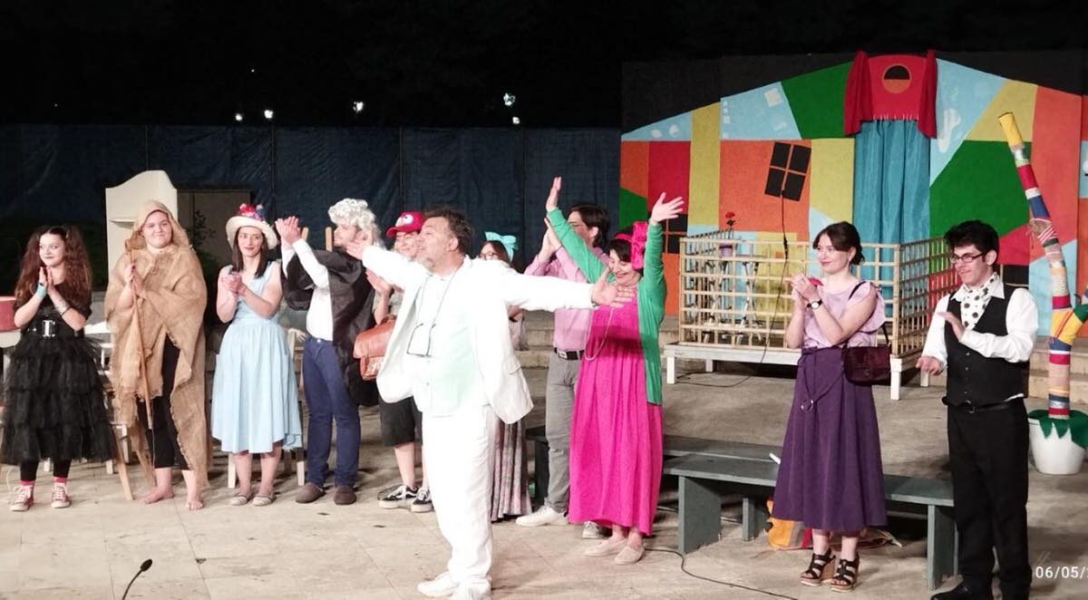 Φεστιβάλ Πάρκου: Ενθουσίασαν και καταχειροκροτήθηκαν… οι “Ηλίθιοι” από το Θέατρο Commedia