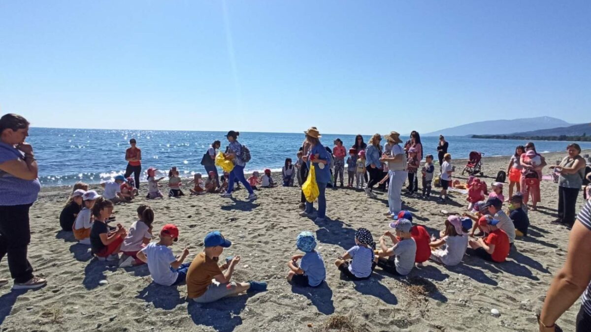 Εθελοντικός καθαρισμός της παραλίας Λεπτοκαρυάς με από κοινού συνεργασία του 2ου Νηπιαγωγείου Λεπτοκαρυάς, 3ου Νηπιαγωγείου Λεπτοκαρυάς και Νηπιαγωγείου Δίου