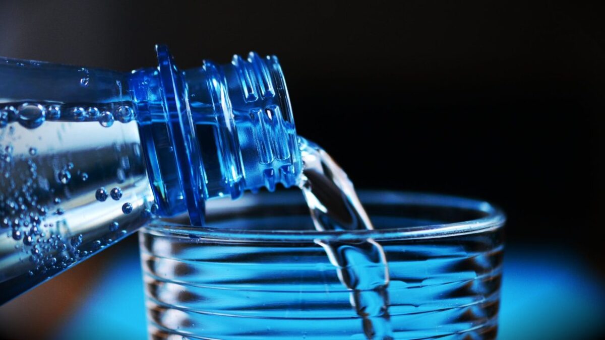 Τι μπορεί να περιέχει ένα εμφιαλωμένο μπουκάλι νερό