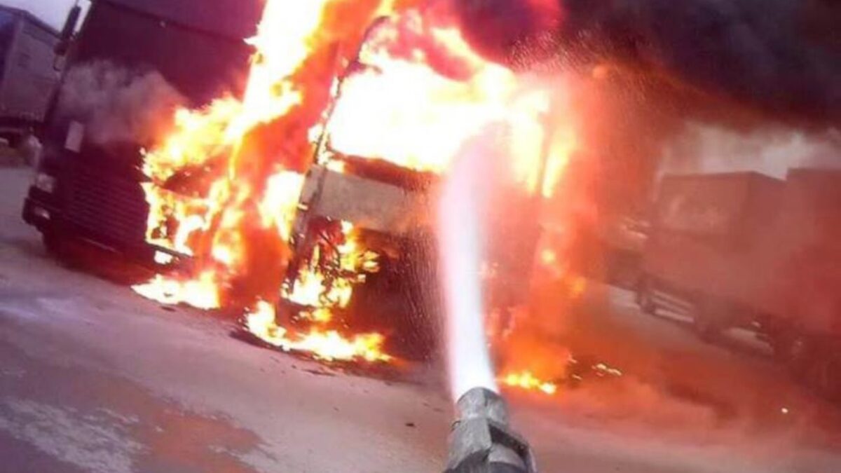 Πιερία: Στις φλόγες φορτηγό που μετέφερε καυσόξυλα