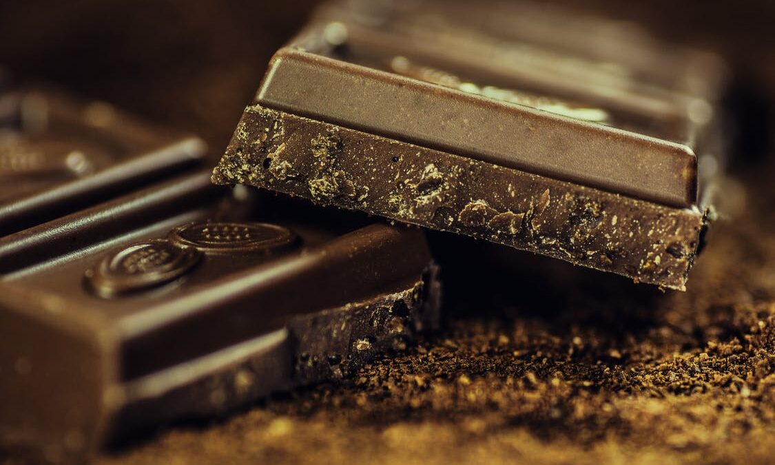 Επιστήμονες βρήκαν γιατί η σοκολάτα έχει τόσο «απαλή» αίσθηση όταν την τρώμε