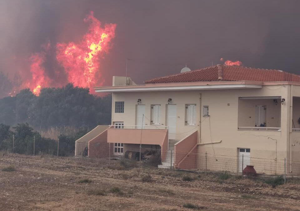 Λέσβος: Καίγονται σπίτια και επιχειρήσεις στα Βατερά