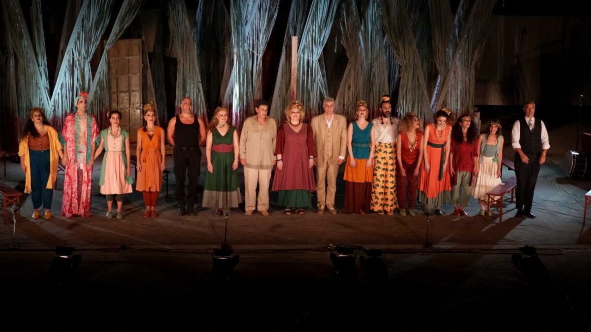 51ο Φεστιβάλ Ολύμπου: Την πάντα επίκαιρη κωμωδία του Αριστοφάνη «Θεσμοφοριάζουσες» σε σκηνοθεσία Γιάννη Μπέζου απόλαυσε το κοινό