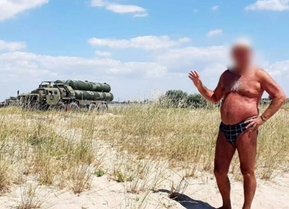 Ουκρανία: Ρώσος τουρίστας πόζαρε με μαγιό και… αποκάλυψε τη θέση πυραύλων S-400 στην Κριμαία