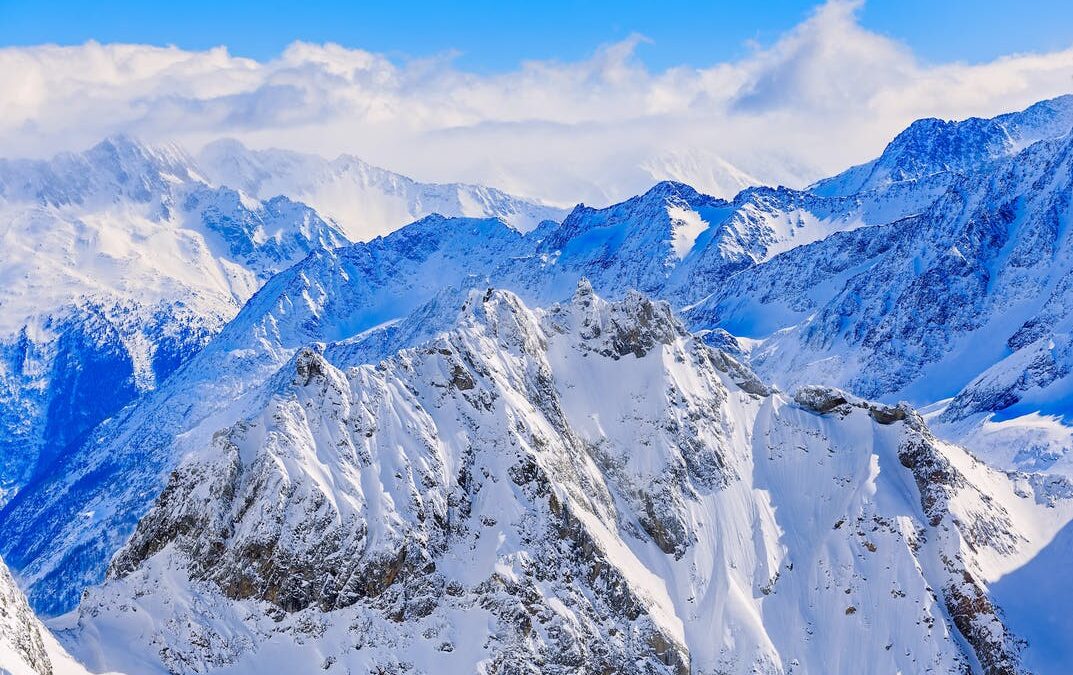 Κατολίσθηση στις Άλπεις: Η στιγμή που ορειβάτες γλιτώνουν από τα βράχια και το χιόνι