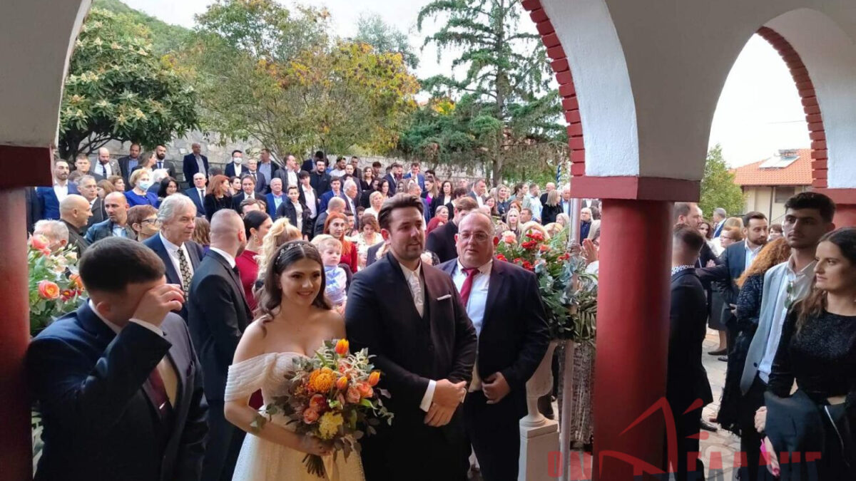 Πλήθος καλεσμένων στον γάμο του Αποστόλου Τζόβα (Εικόνες)