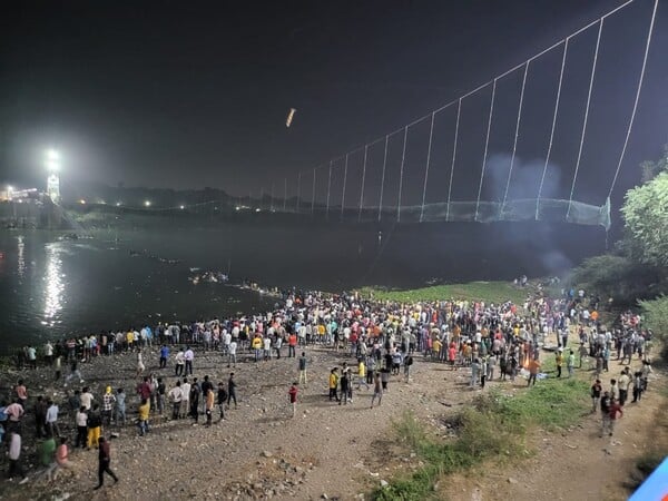 Σκηνές χάους στην Ινδία: Κατέρρευσε κρεμαστή γέφυρα, δεκάδες νεκροί
