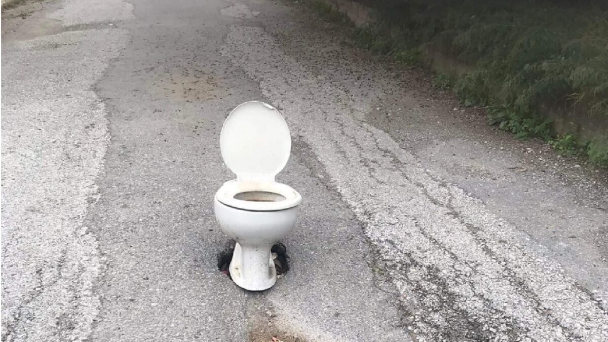 Κάλυψαν λακούβα σε δρόμο στη Λακωνία με… λεκάνη τουαλέτας