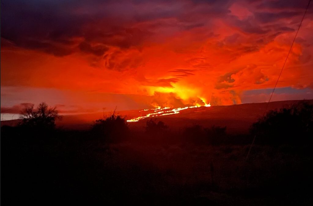 Μάουνα Λόα: Εντυπωσιακές οι εικόνες από το μεγαλύτερο ηφαίστειο του κόσμου που ξύπνησε έπειτα από 48 χρόνια