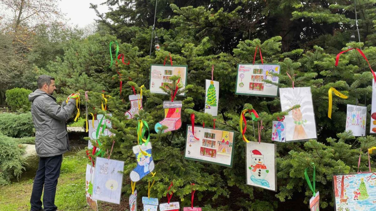 Δήμος Κατερίνης – Δημοτικό Πάρκο: Το «Δέντρο των Ευχών» στόλισαν τα παιδιά των δημοτικών σχολείων