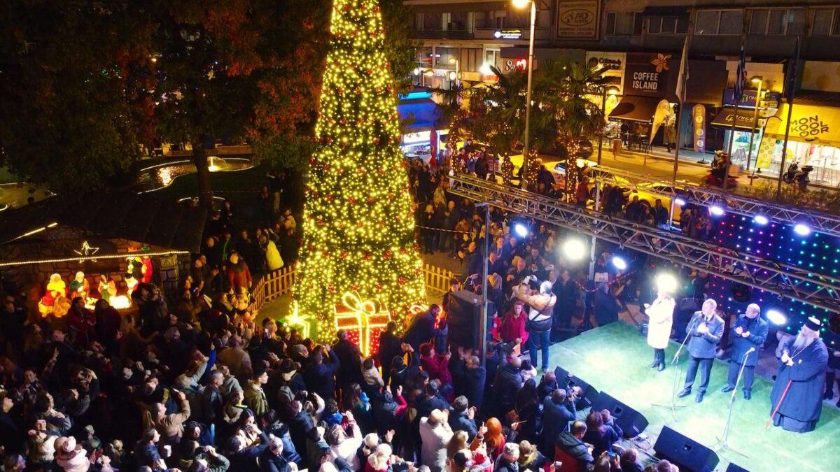 Φωταγωγήθηκε στην πλατεία Ελευθερίας το χριστουγεννιάτικο δέντρο της Κατερίνης!