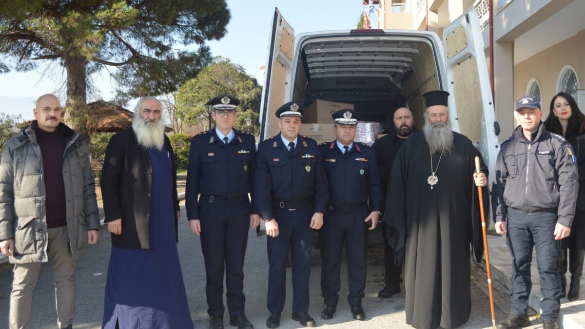 Προσφορά ειδών πρώτης ανάγκης από τους αστυνομικούς  στο Εκκλησιαστικό  Παντοπωλείο   της Ιεράς Μητρόπολης