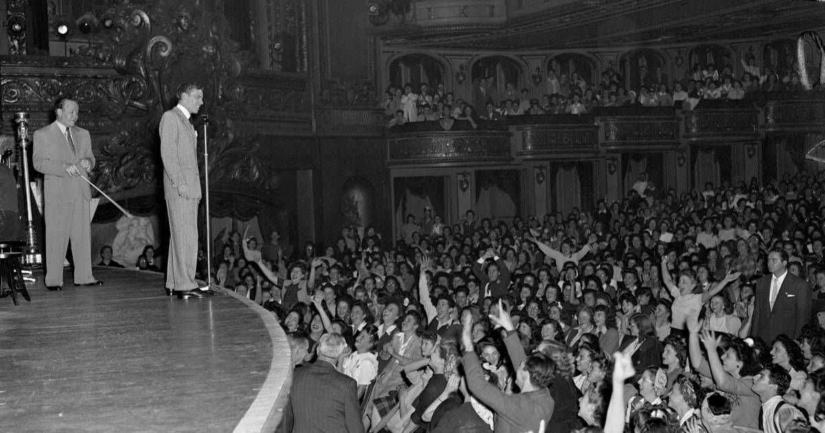 Φρανκ Σινάτρα: Αναβιώνει η Πρωτοχρονιά 1942 όταν ανέβηκε στη σκηνή και άλλαξε την ιστορία της μουσικής