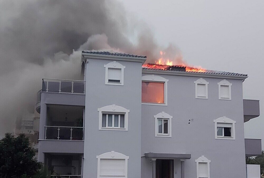 Αυτή την ώρα φωτιά σε στέγη σπιτιού από χτύπημα κεραυνού στην Καλαμάτα
