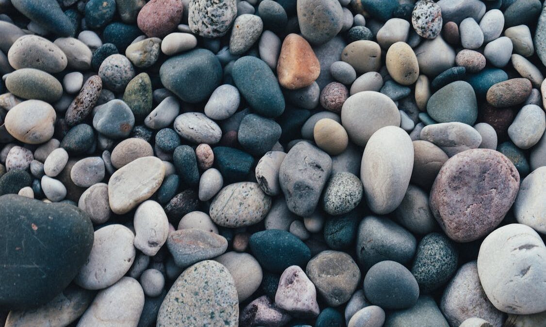 Μαθηματικοί ανακάλυψαν πως οι πέτρες με σχήμα πατάτας κάνουν καλύτερα «βατραχάκια» στη θάλασσα