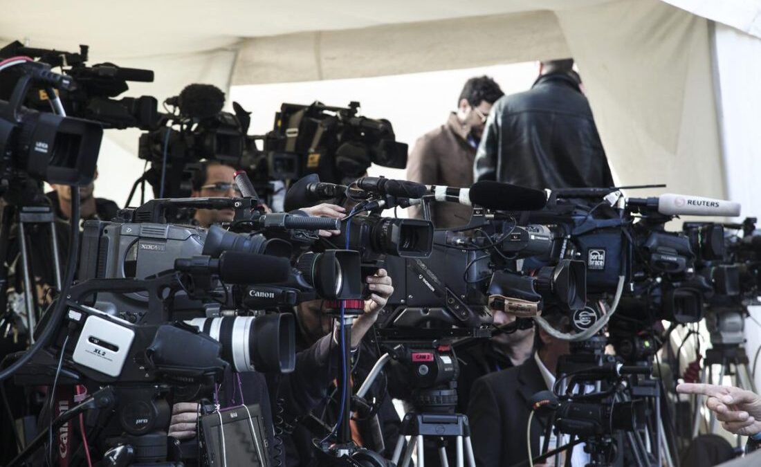 Η ισοπεδωτική απαξίωση των δημοσιογράφων απειλεί την ασφάλειά τους