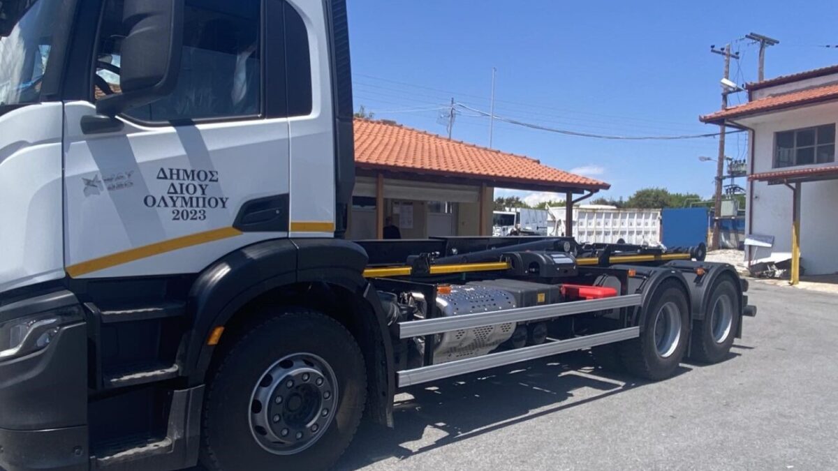 Με ένα νέο τριαξονικό φορτηγό με γάντζο εξοπλίστηκε ο στόλος του Δήμου Δίου-Ολύμπου