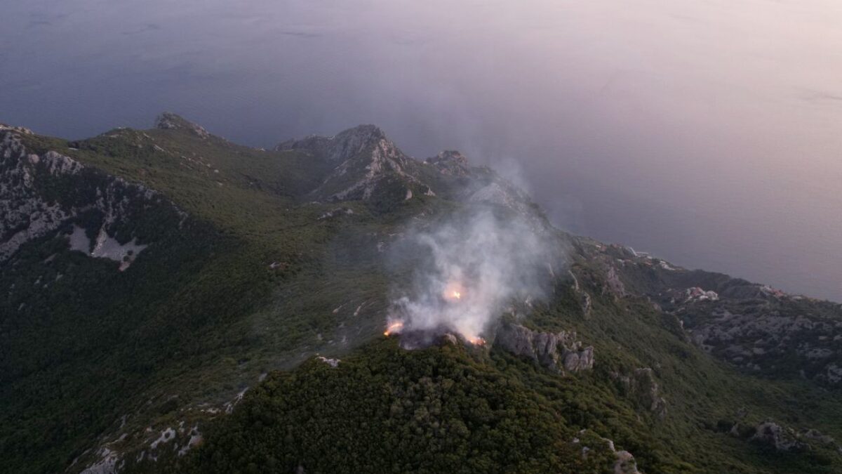 Άγιο Όρος: Μαίνεται η φωτιά στην Κερασιά – Σηκώθηκαν εναέρια μέσα