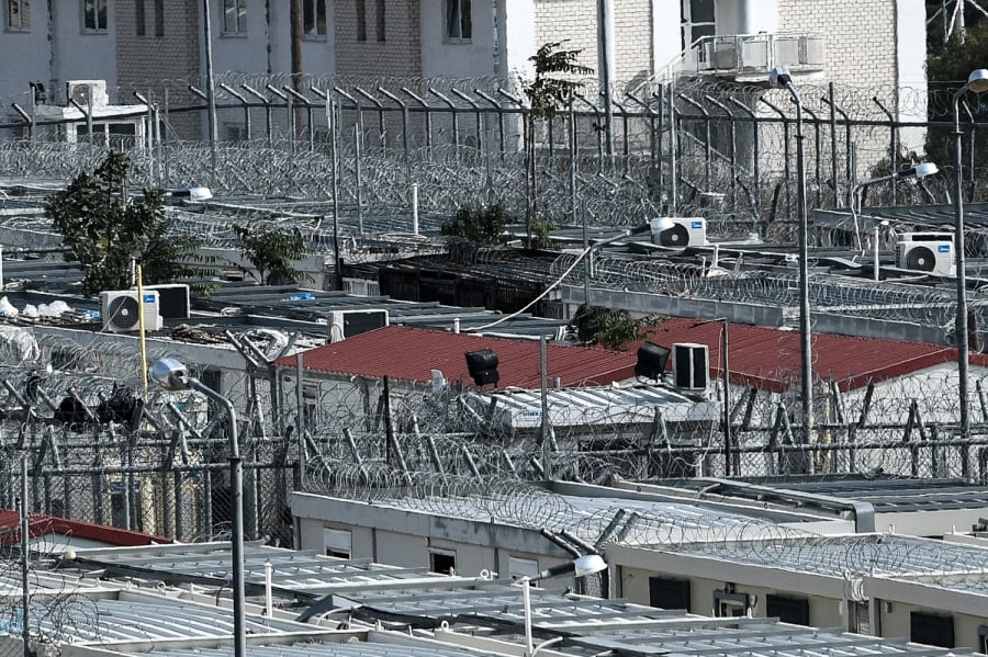 Πληροφορίες ότι εκκενώνεται το κέντρο κράτησης στην Αμυγδαλέζα