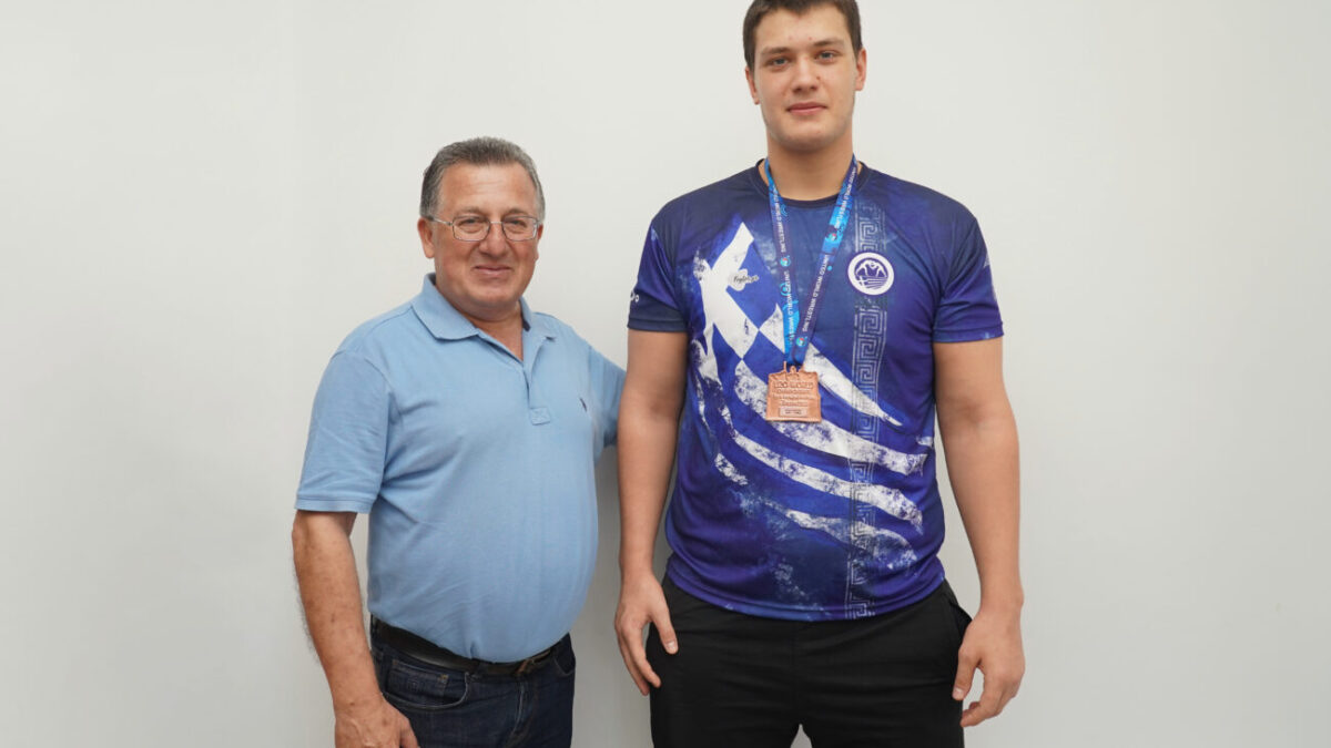 Ο Γιάννης Ντούμος υποδέχθηκε και συνεχάρη τον παγκόσμιο πρωταθλητή μας, Αχιλλέα Χρυσίδη