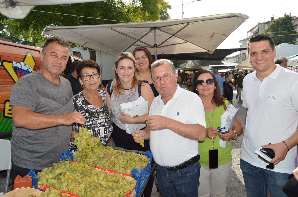 Ο Γιάννης Ντούμος περιόδευσε στη λαϊκή αγορά του Σαββάτου – Θερμότατη η υποδοχή από παραγωγούς, εμπόρους και πολίτες  (ΦΩΤΟ)