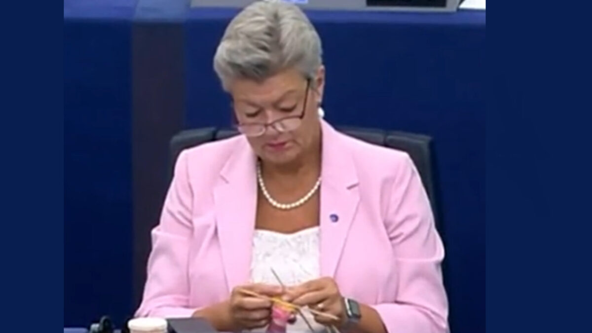 Ίλβα Γιόχανσον: Η επίτροπος έπλεκε στο ευρωκοινοβούλιο, την ώρα που μιλούσε η Φον Ντερ Λάιεν