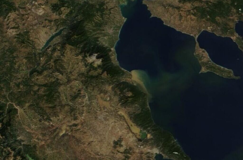Η λάσπη από τη Θεσσαλία έφτασε μέχρι τις ακτές της Χαλκιδικής (ΦΩΤΟ)
