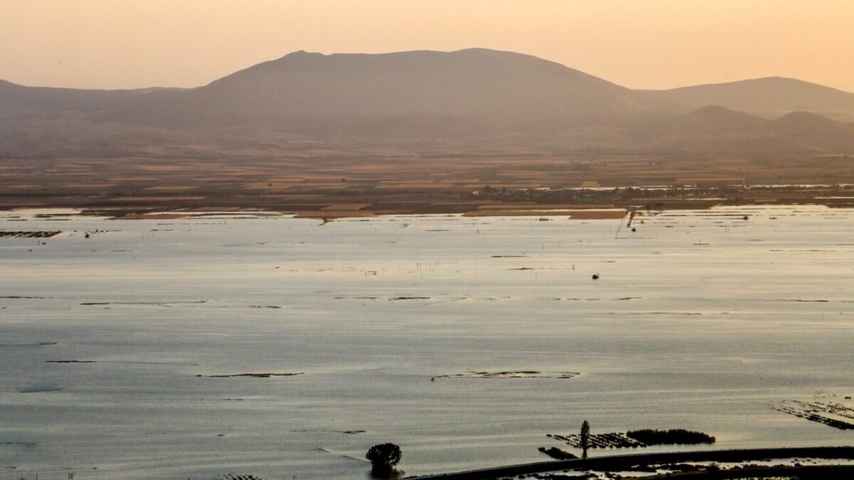 Θεσσαλία: Αγνοείται ψαράς στη λίμνη Κάρλα, πυροσβέστες στο σημείο